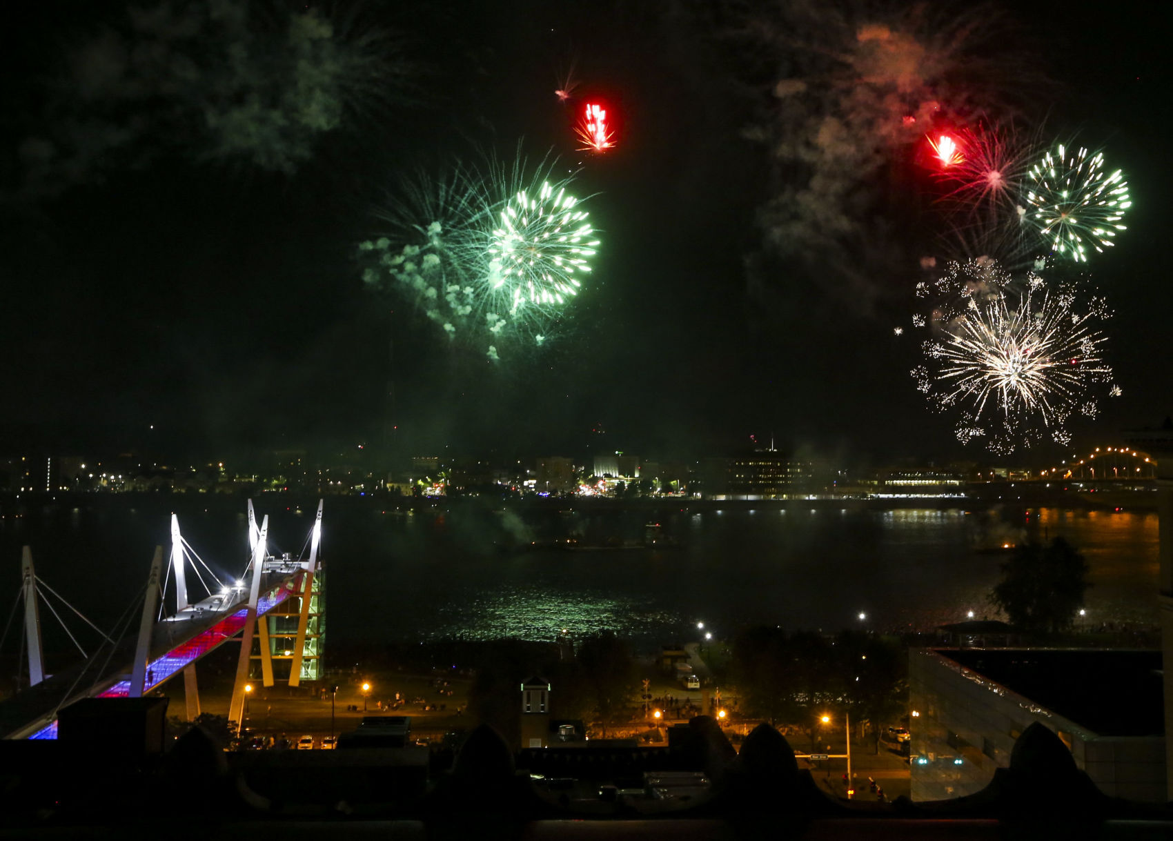 070321-qc-nws-fireworks-09.JPG